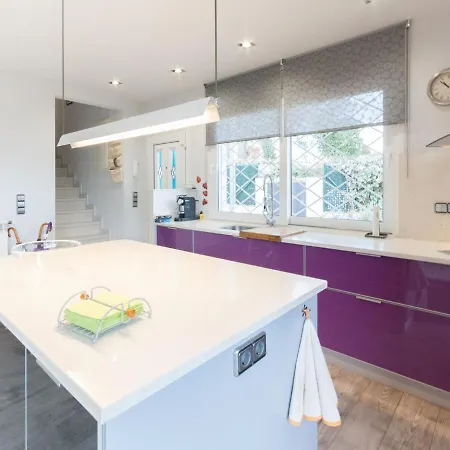 Vakantiehuis Lively Holiday In With Swimming Pool *